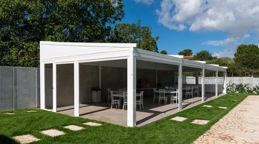 Pergola bioclimatica in alluminio con chiusure vetrate