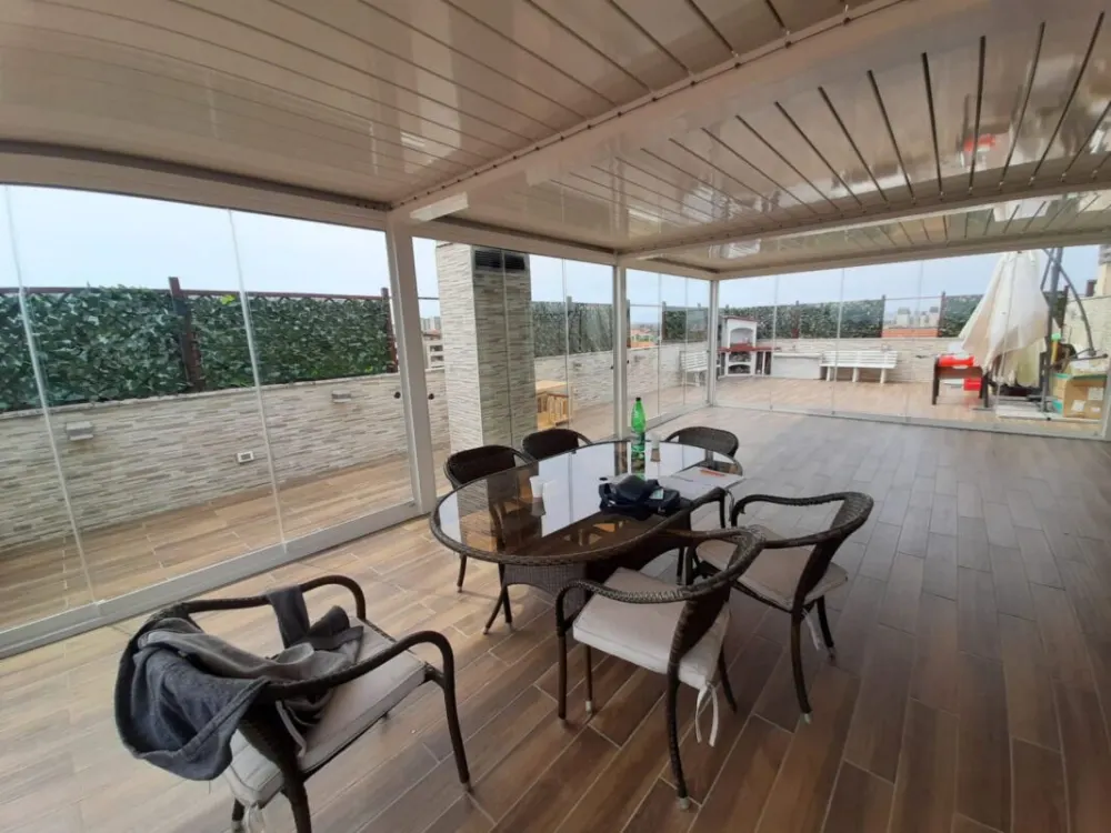 Pergola bioclimatica su un terrazzo