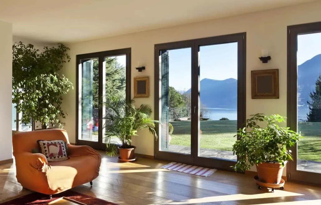 Soggiorno con grandi finestre e porte-finestre