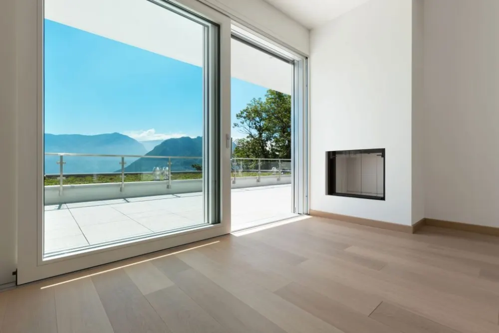 Sistema scorrevole in PVC con grande vetrata